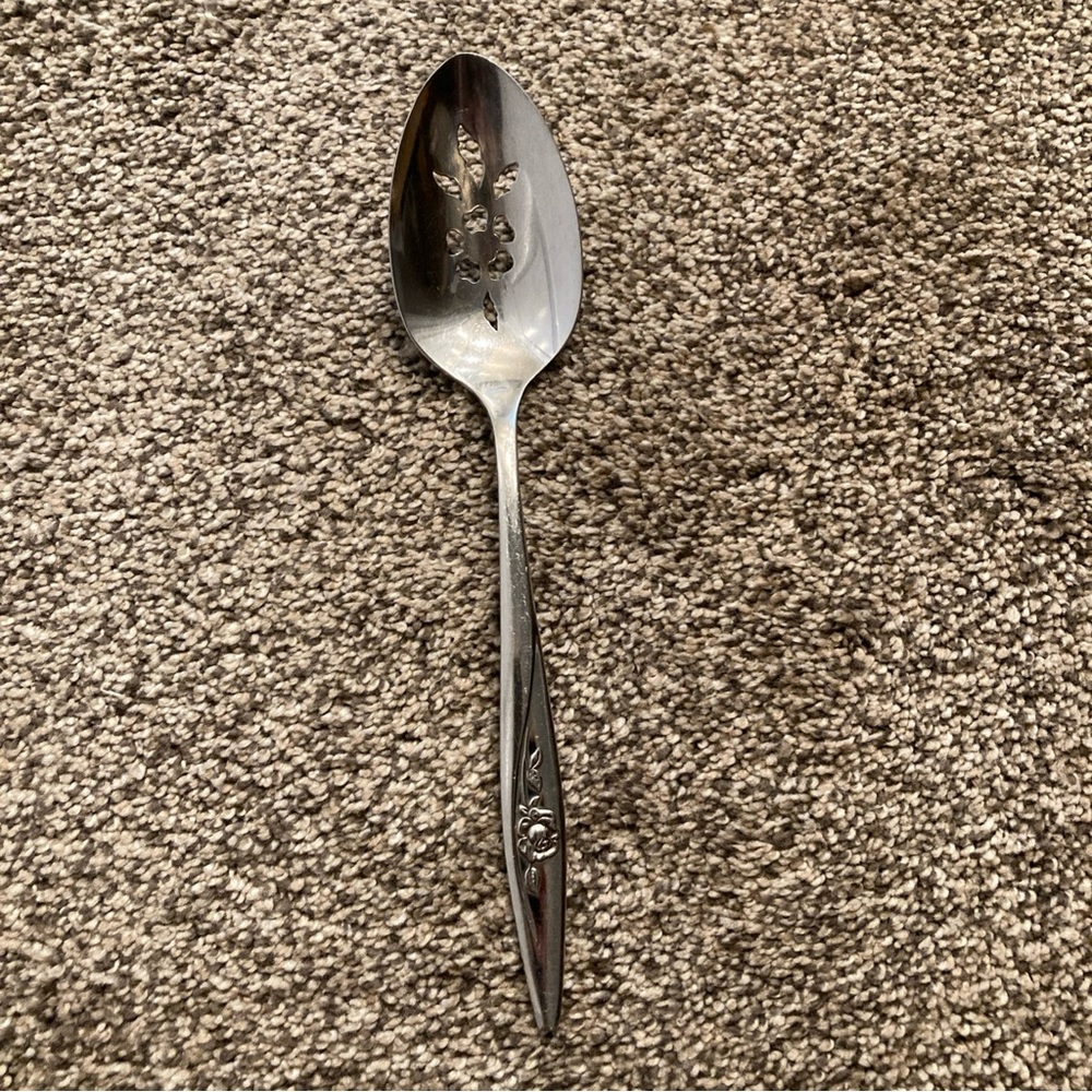 ONEIDACRAFT  DELUXE SPOON STAINLESS LASTING ROSE  FLATWARE SLOTTED SERVING 8.5”